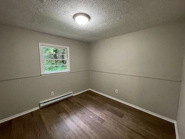 Building Photo - Freshly painted 2 bedroom 1 bath house- Pet Friendly!