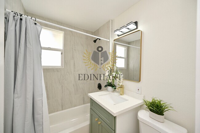 Building Photo - 1584 N Carruth Ave