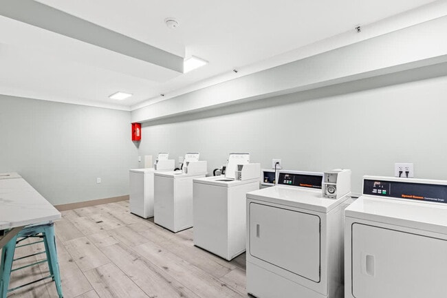 Building Photo - 8743 Thomas Dr