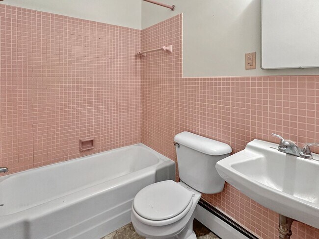 Building Photo - 2833 S Burdick St