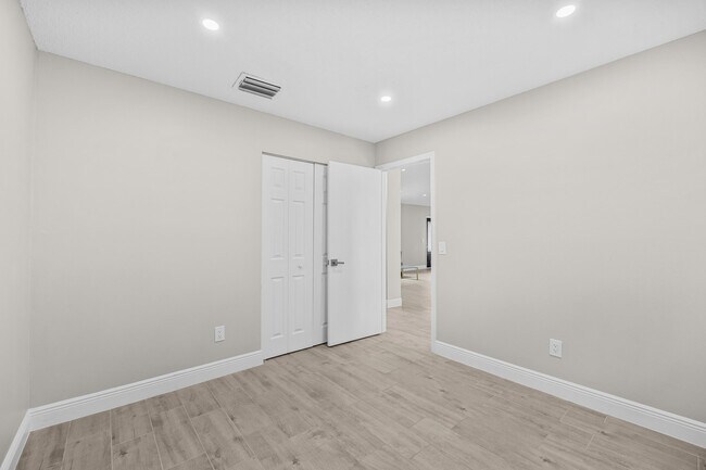 Building Photo - 265 SW Dalton Cir