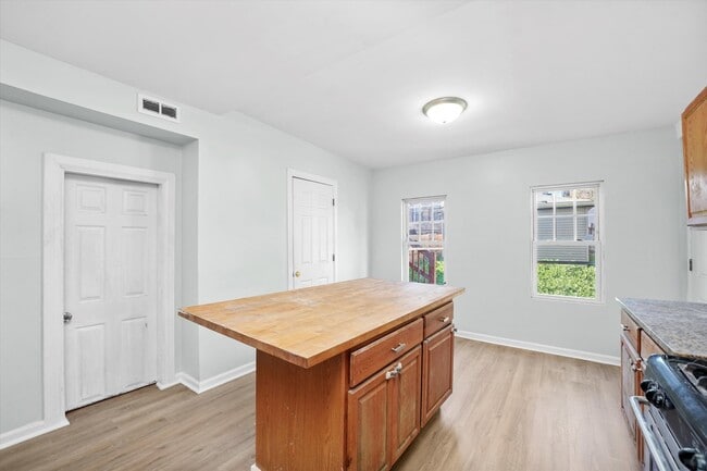 Building Photo - 2230 W 24th St
