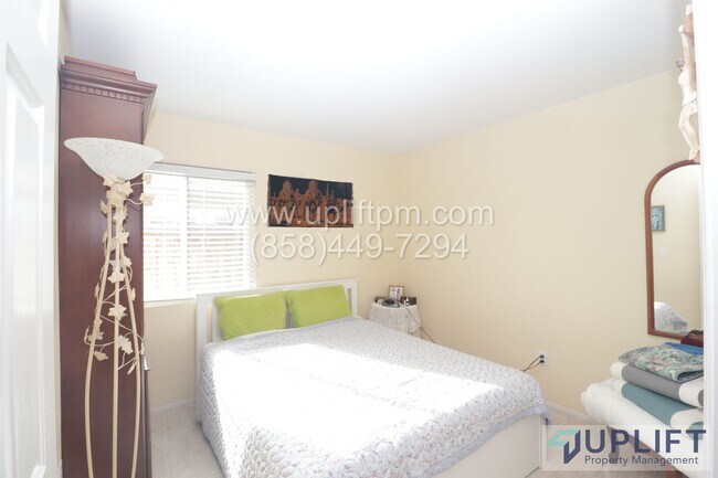 Building Photo - 3 Bed 2 Bath Home With Spacious Back Yard