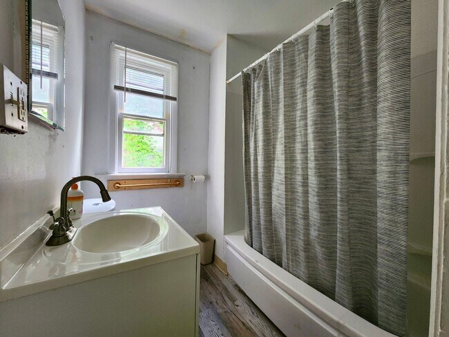 Building Photo - Spacious 5 Bedroom 2 Full Bath House | Front Porch | Back Yard | Off Street Parking | in-Unit Lau...