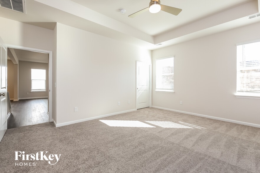 Building Photo - 562 Hillpark Ln