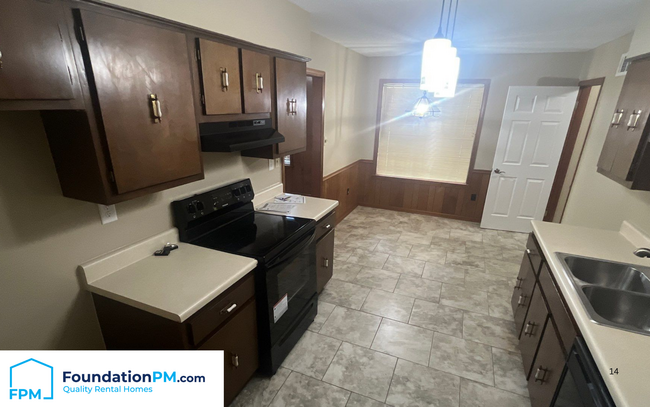 Building Photo - 3905 Clover Hill Dr