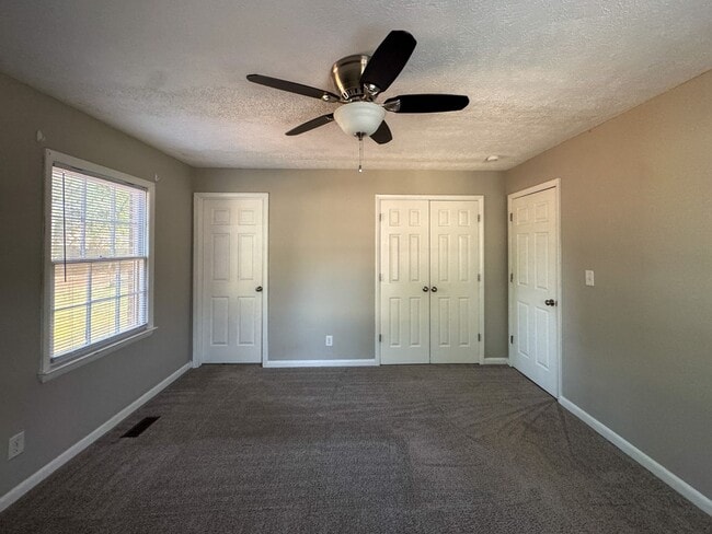Building Photo - Charming 3 Bed 2 Bath Home with Fenced Yard