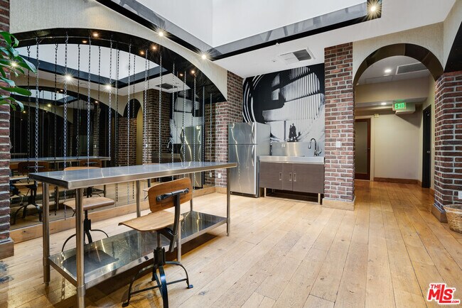 Building Photo - 460 S Spring St