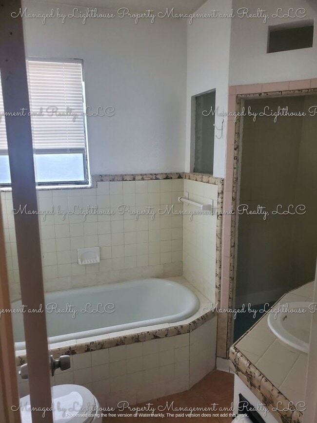 Building Photo - 2 Bedroom / 2 Bathroom Home in Historic Springfield ? Huge Fenced Yard