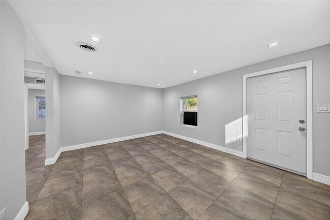 Building Photo - 2009 NW 21st Ave