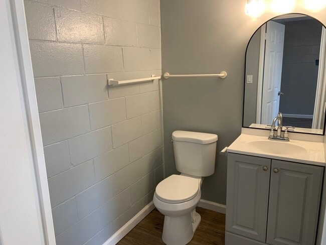 Building Photo - 2Bed/1.5Bth Remodeled fresh clean..like new move in ready now!