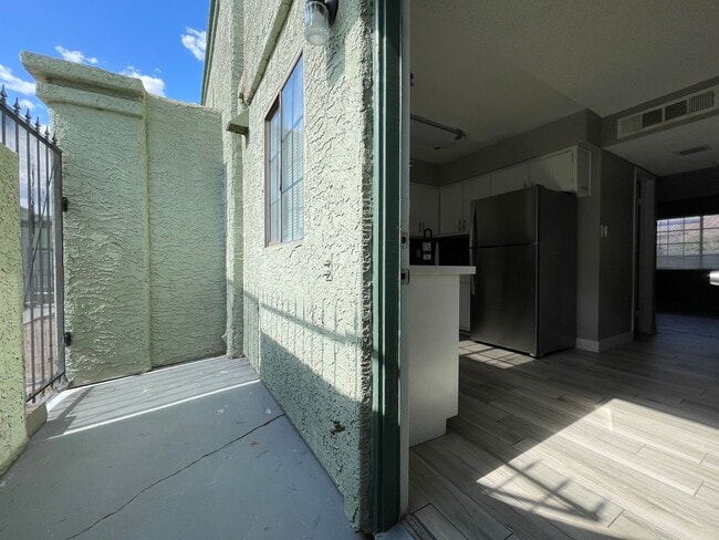 Building Photo - 2 BED 2 BATH TOWNHOUSE NEAR LAKE MEAD AND ...