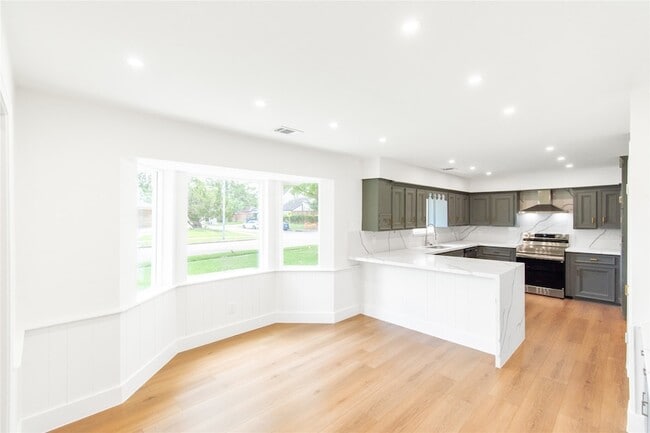 Building Photo - 15202 La Paloma Dr