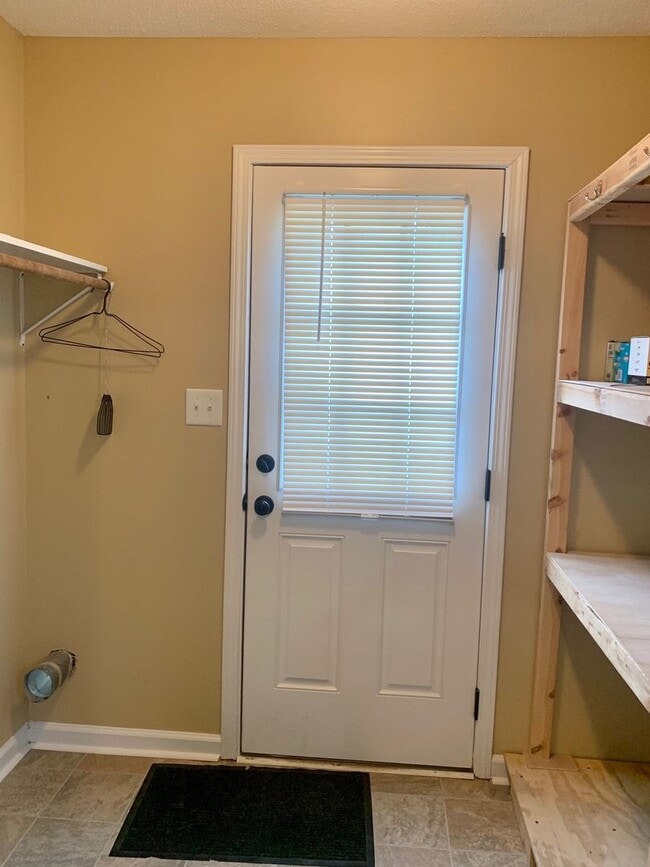 Building Photo - Conveniently Located! Cute home with 3 bed...