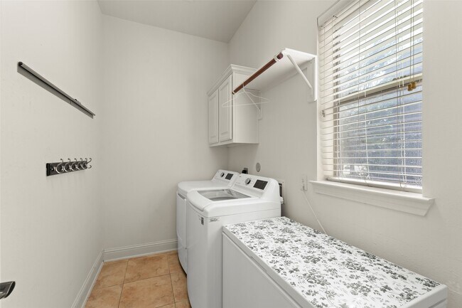 Building Photo - 25314 Greenwell Springs Ln