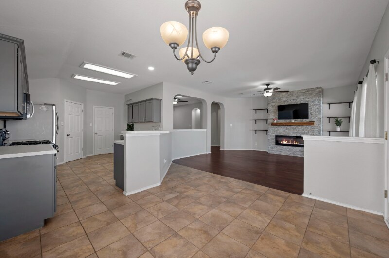 Building Photo - 1500 Lochaline Loop