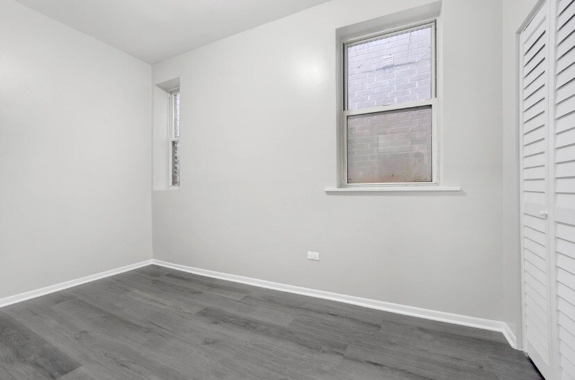 Building Photo - 2253 W Belmont Ave