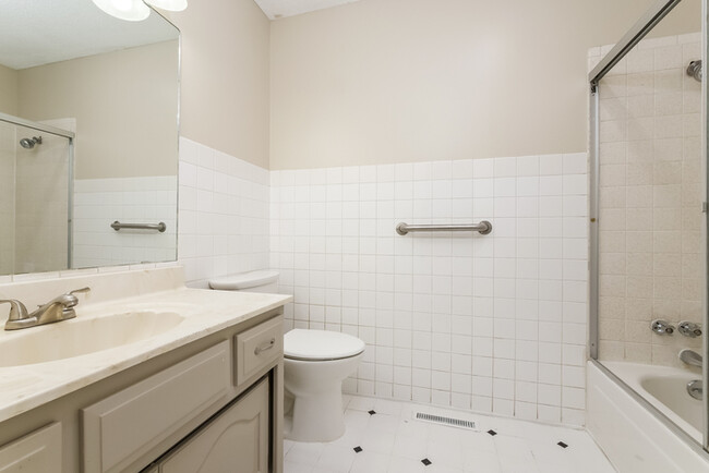 Building Photo - Spacious 4-Bedroom Home