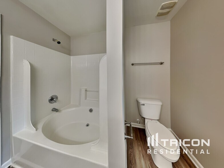 Building Photo - 9514 Parkridge Dr
