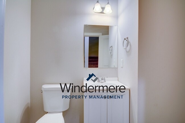 Building Photo - Newer Build 3 Bedroom 2.5 Bathroom Townhome