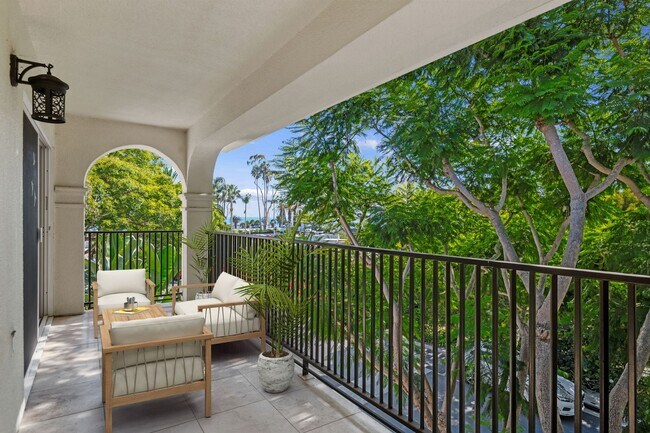 Building Photo - 450 Por La Mar Cir