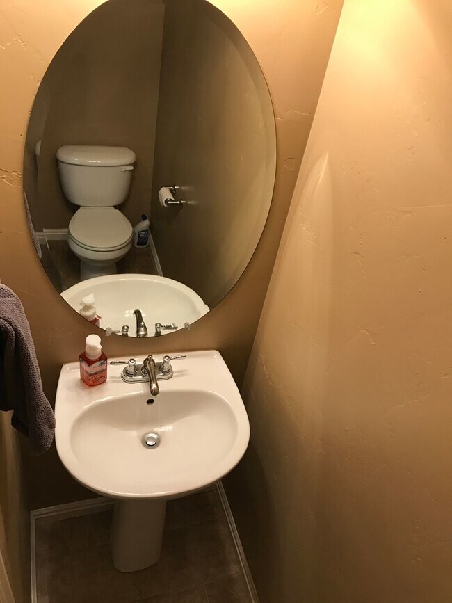 Building Photo - Beautiful 4 bedroom Riverton Townhome for ...