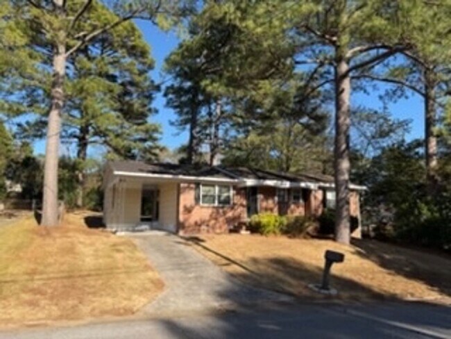 Building Photo - 3 Bedroom Newly Renovated Unit