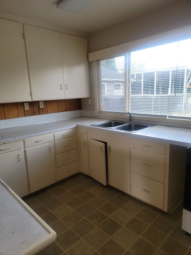 Building Photo - Cozy Parkland 2 bedroom house with Fenced Yard