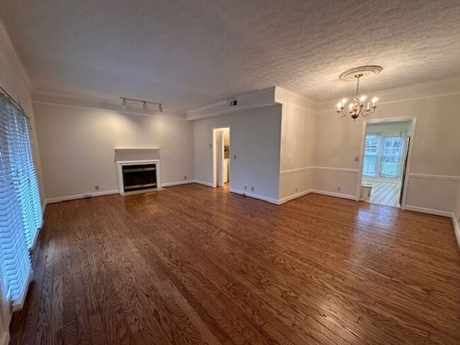 Building Photo - Spacious Townhouse in Woodlawn Area