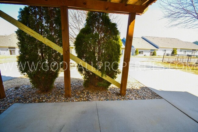 Building Photo - 4 Bedroom Detached Townhome in Waukee with Finished Basement