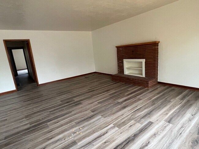 Building Photo - Rent Special: 1/2 Off First Full Months Rent