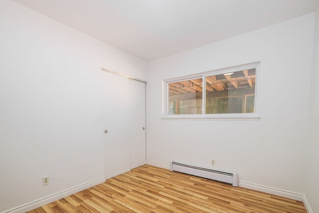 Building Photo - Versatile 5 Bedroom Retreat with Office and Outdoor Living in Burien