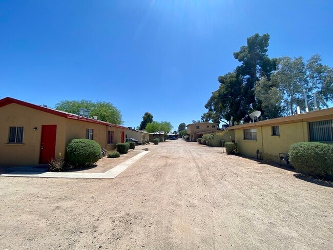 Building Photo - New Flooring! Spacious 1 Bedroom Available...