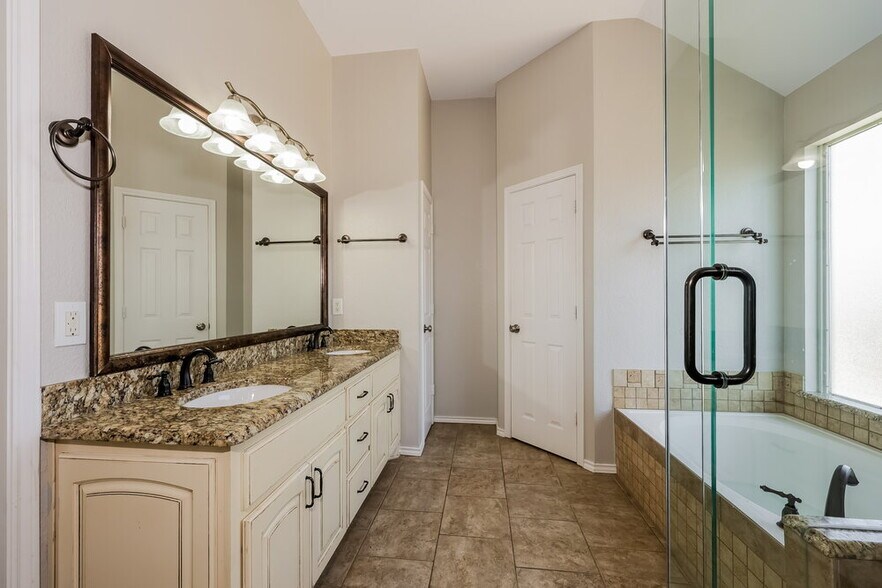 Building Photo - 2325 Cimmaron Dr