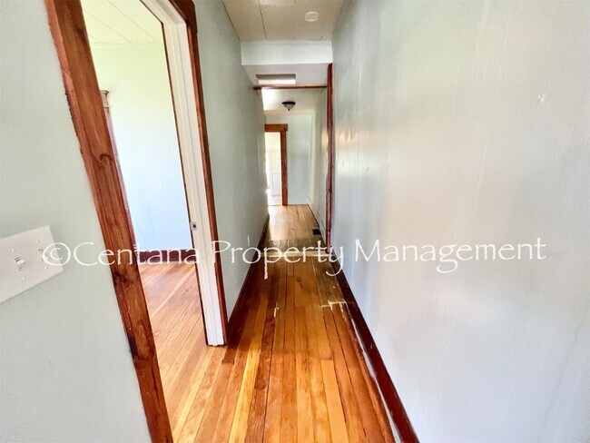 Building Photo - Pet friendly house on Washington!