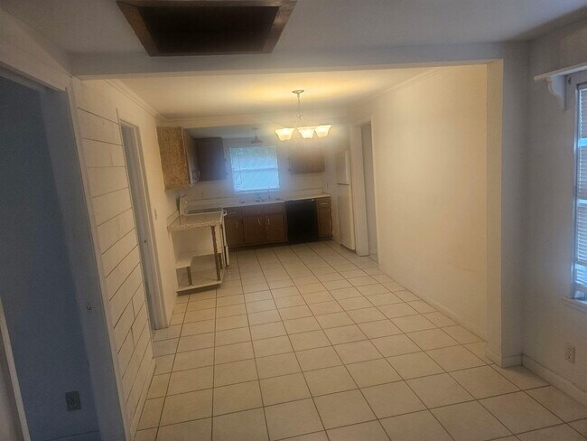 Building Photo - 3865 Aladdin Ave