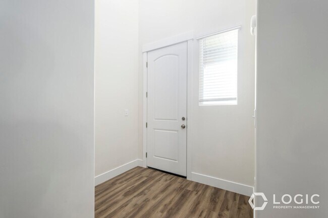 Building Photo - Beautiful New Townhome!