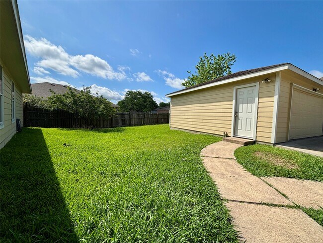 Building Photo - 13019 Skyline Dr