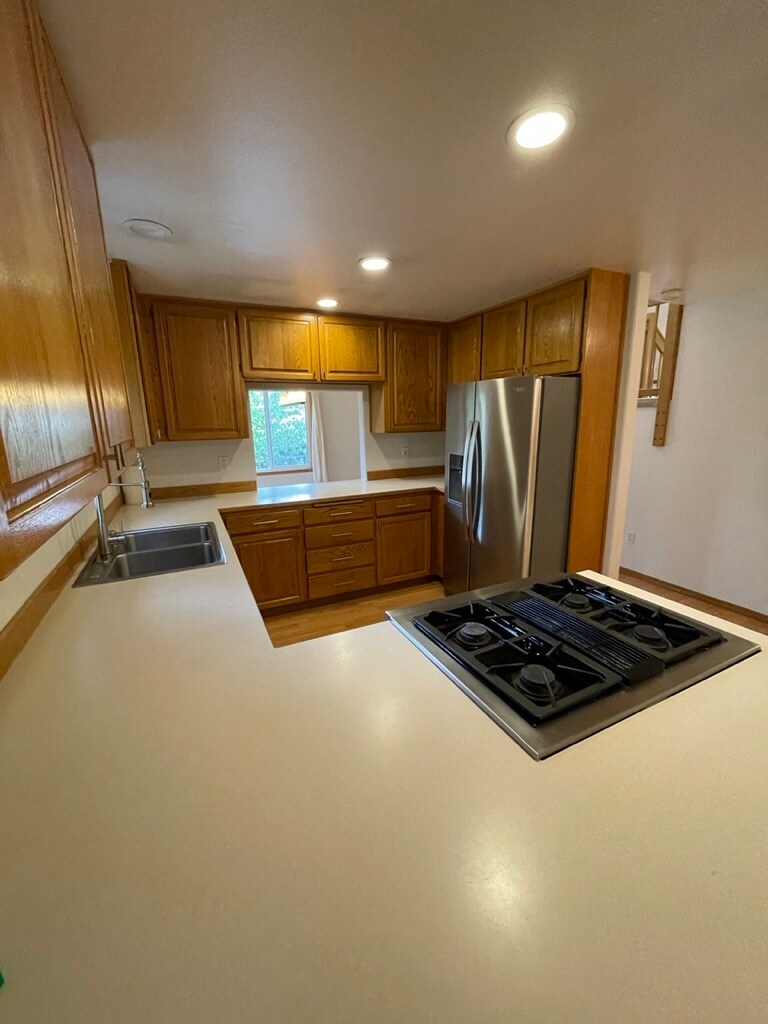 Kitchen - 3921 Magrath Rd