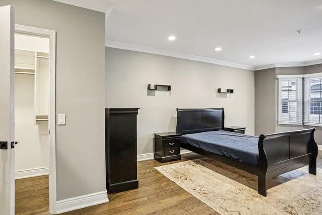 Building Photo - 343 The Promenade