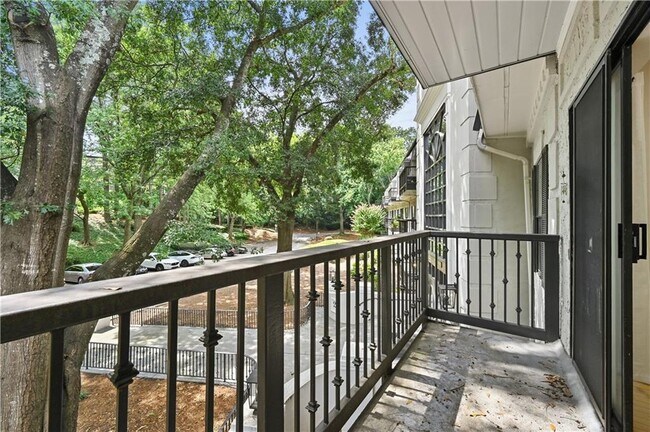 Building Photo - 2201 Pine Heights Dr NE