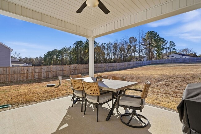 Building Photo - GORGEOUS 4 bedroom Single Family Home - Conveniently located to Fort Bragg