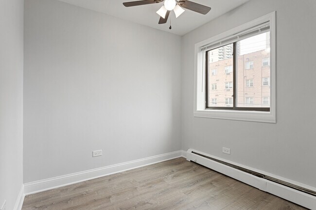 Building Photo - 6001 N Kenmore Ave