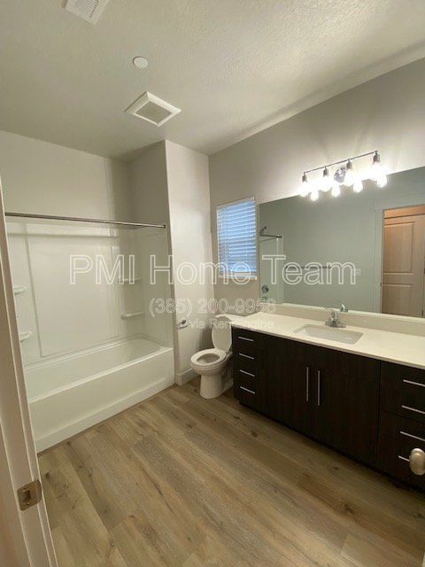 Building Photo - 2874 Kiesel Ave