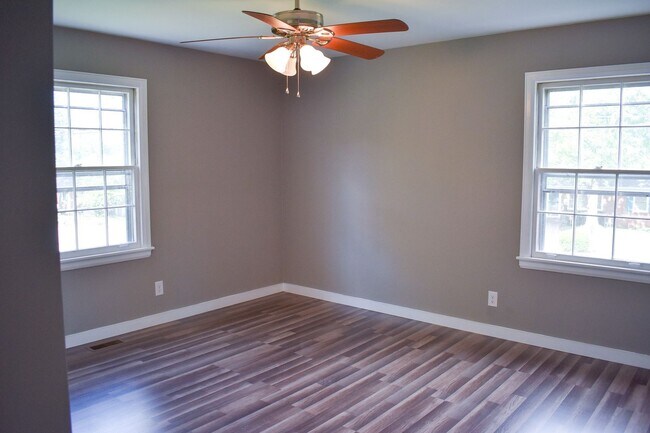 Building Photo - Renovated 3 Bed 1.5 Bath with Carport in Lewisburg