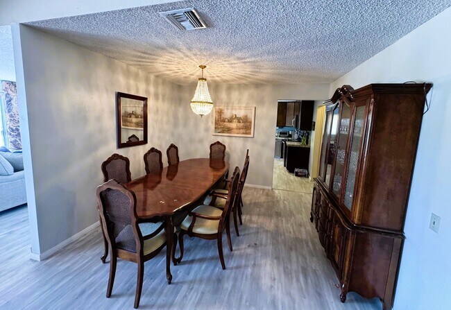 Building Photo - 9350 Clubhouse Blvd