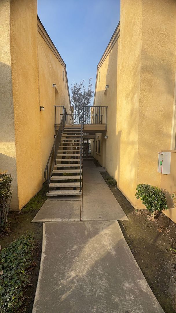 Building Photo - 2 Bed/2 Bath in Gated Community Condo