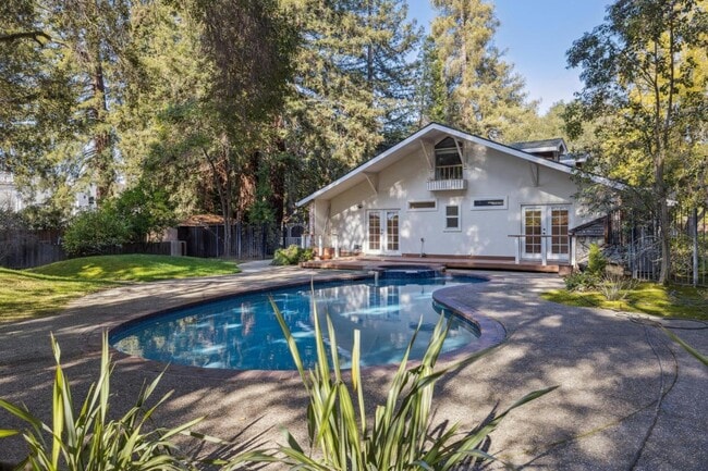 Building Photo - 216 Valparaiso Ave