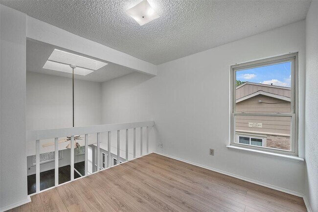 Building Photo - 2387 Crescent Park Dr