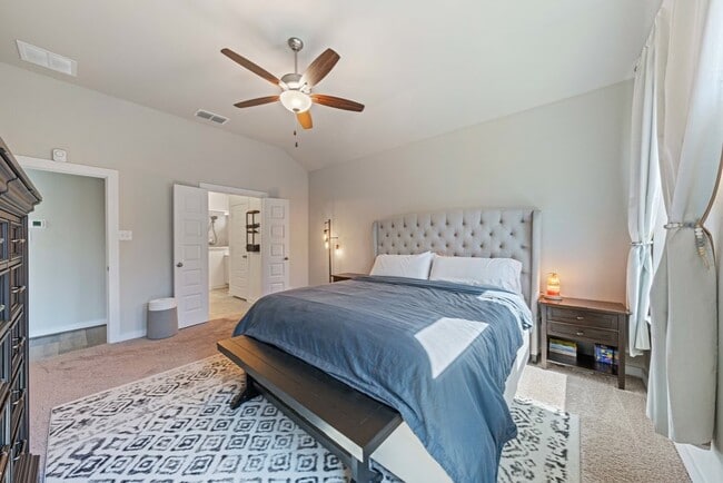 Building Photo - 1020 Highland Vista